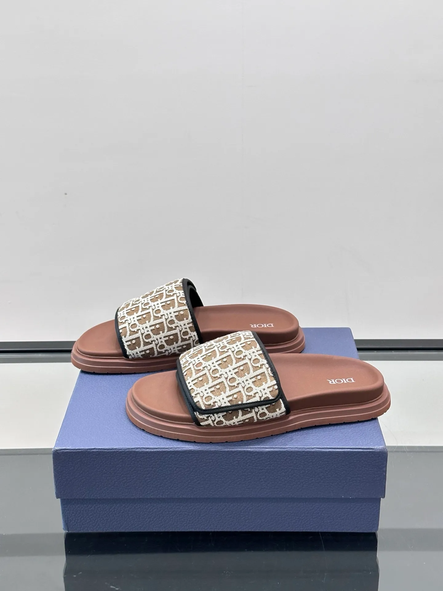 Factory price: 280💰𝐂𝐡𝐫𝐢𝐬𝐭𝐢𝐚𝐧 𝐃𝐢𝐨𝐫 Dior's latest popular sandals, classic upgraded Velcro sandals, original replicas, super durable and versatile, very comfortable on the feet, slimming and white, original cowhide leather upper, sheepskin lining Original d hardware buckle Original molded T men's shoes 💰U outsole Size: 38-44 (.45.46 customized)